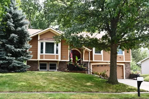 1031 Maplenol Dr, West Des Moines, IA 50266
