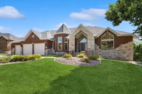 1672 Plum Thicket Ln, West Des Moines, IA 50266