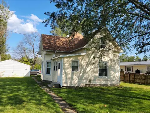806 7th St S, Chariton, IA 50049