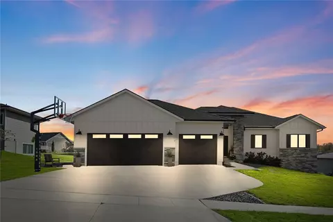 1113 Clearview Cir, Pella, IA 50219