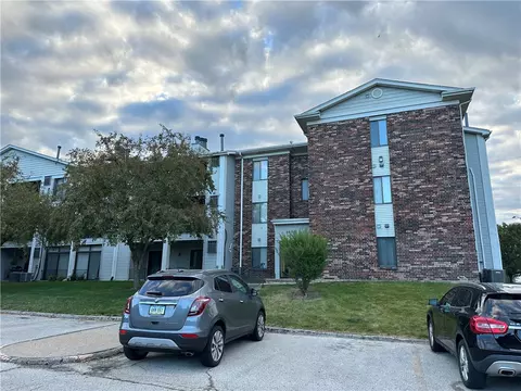 4805 86th St #1, Urbandale, IA 50322