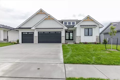 1118 Clearview Cir, Pella, IA 50219