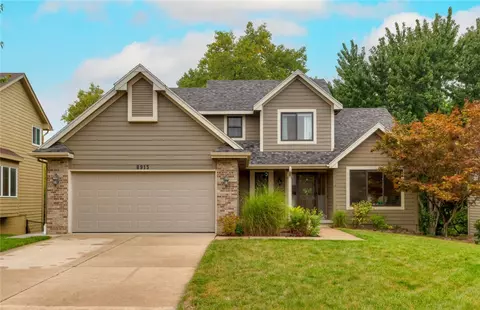 8913 Highland Oaks Dr, Johnston, IA 50131