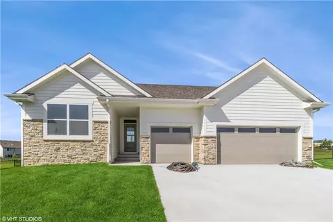 320 SE Clover Ct, Waukee, IA 50263