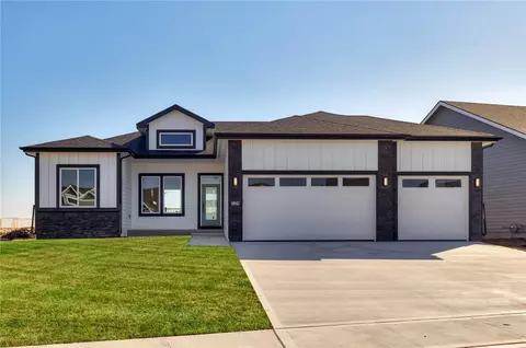 729 NE Country Meadow Dr, Ankeny, IA 50021