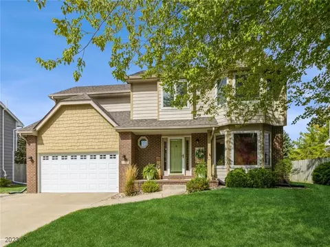 8007 Sutton Dr, Urbandale, IA 50322