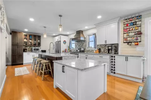 9349 Lakewood Cir, Norwalk, IA 50211