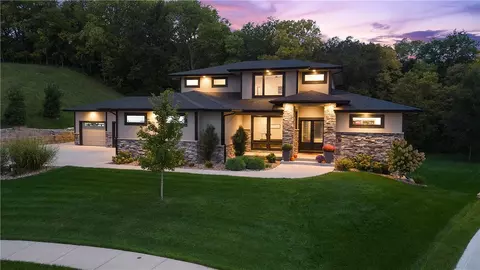 10508 Hidden Valley Dr, Johnston, IA 50131