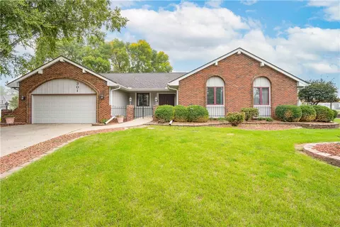 301 Village Cir, Altoona, IA 50009