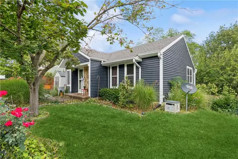 716 E Hackley Ave, Des Moines, IA 50315
