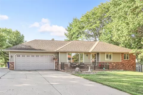 709 Brentwood Dr, Pella, IA 50219