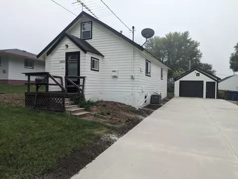 1206 Bundy St, Des Moines, IA 50315