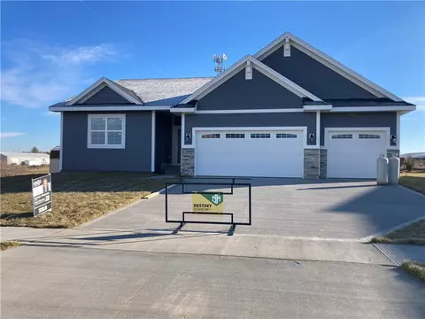 1830 Lakeview Dr, Pella, IA 50219