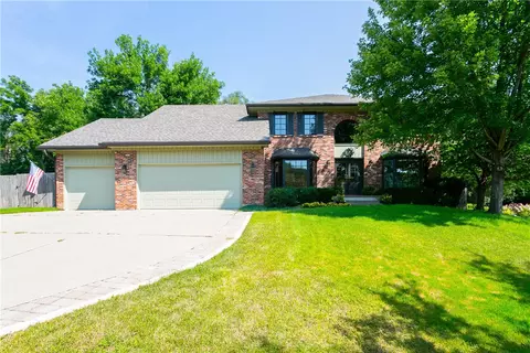 4301 Beaver Hills Dr, Des Moines, IA 50310