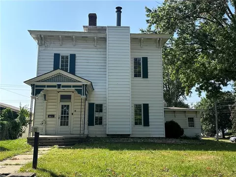 102 E Montgomery St, Knoxville, IA 50138