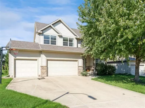 1120 SE Bluegrass Cir, Waukee, IA 50263