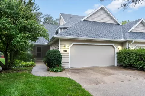 1040 Prairie View Dr, West Des Moines, IA 50266