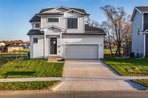 16508 Oakwood Dr, Urbandale, IA 50323