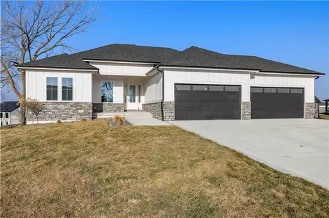 5004 153rd St, Urbandale, IA 50323