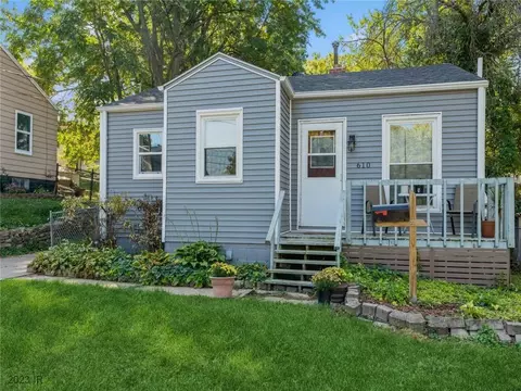 610 Pleasant View Dr, Des Moines, IA 50315