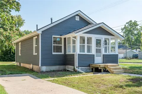 3803 Columbia St, Des Moines, IA 50313