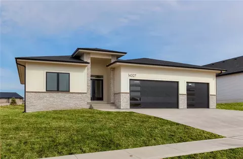 14327 Persimmon Dr, Urbandale, IA 50323