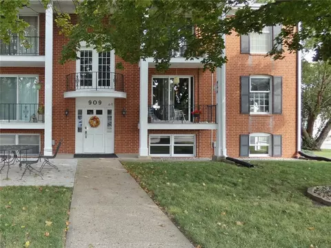 909 W 1st St #5, Pella, IA 50219