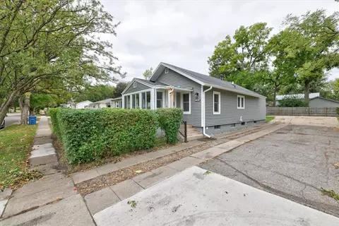 1326 De Wolf Sts, Des Moines, IA 50316