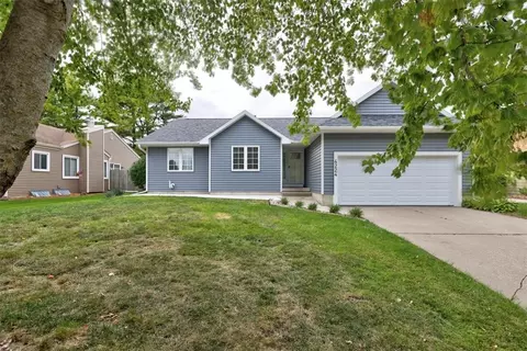 4224 NW Country Club Dr, Urbandale, IA 50322