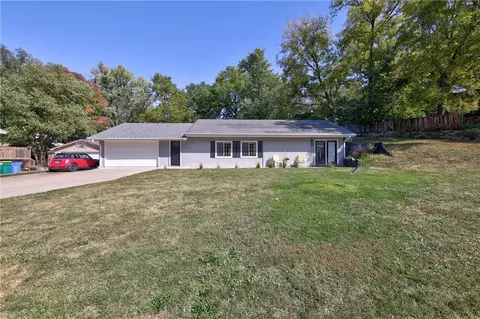 912 Robin Gln, Indianola, IA 50125