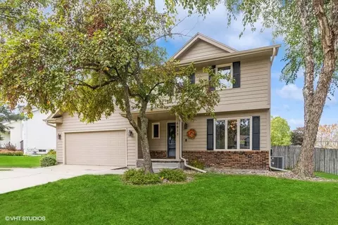 6811 Mill Pond Dr, Urbandale, IA 50322