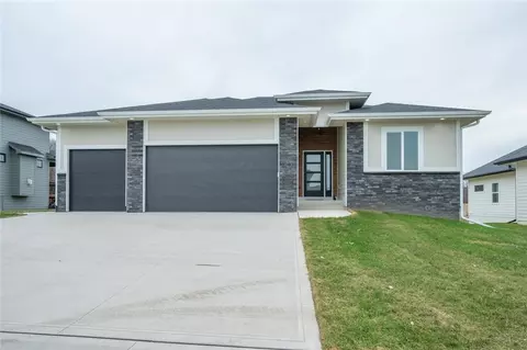2109 NE Heritage Dr, Grimes, IA 50111