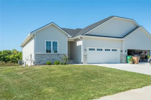 754 NE 71st St, Pleasant Hill, IA 50327