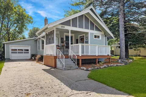 1215 Court St, Adel, IA 50003