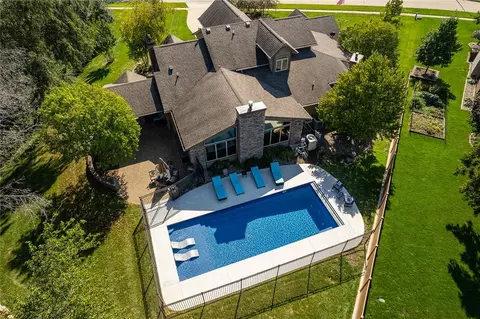 14291 Lakeview Dr, Clive, IA 50325