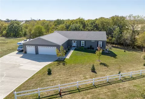 2196 198th Ct, Winterset, IA 50273