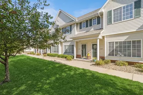 2085 Ridgeview Cir, Clive, IA 50325