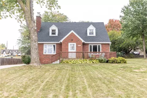 8555 Franklin Ave, Clive, IA 50325