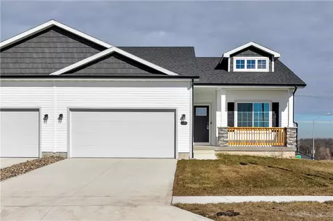 16701 Walnut Meadows Cir, Urbandale, IA 50323