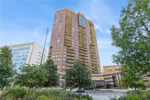 300 Walnut St #1402, Des Moines, IA 50309