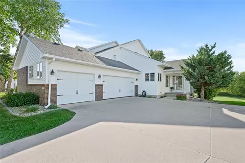 4805 Pinehurst Ct, Pleasant Hill, IA 50327
