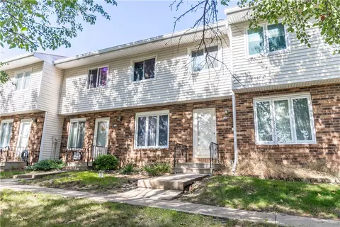 108 Holiday Cir #2, West Des Moines, IA 50265