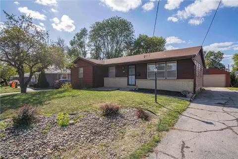 2908 E 40th Ct, Des Moines, IA 50317