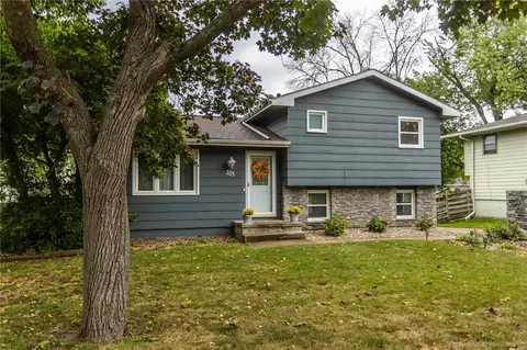 203 12th Ave SW, Altoona, IA 50009