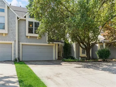 2654 82nd St, Urbandale, IA 50322