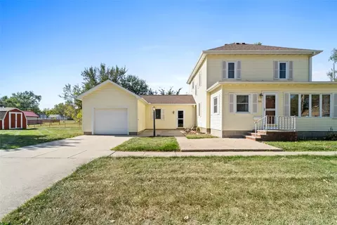 723 4th St, Perry, IA 50220