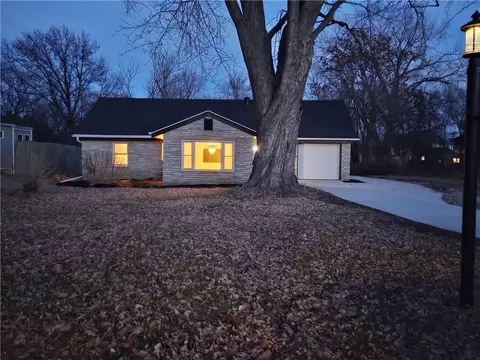 2405 57th St, Des Moines, IA 50310