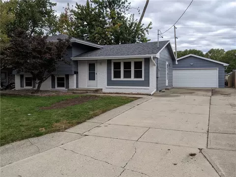 229 E 24th St N, Newton, IA 50208