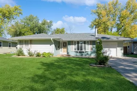 1302 S 11th Ave E, Newton, IA 50208