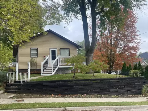 236 W 12th St S, Newton, IA 50208